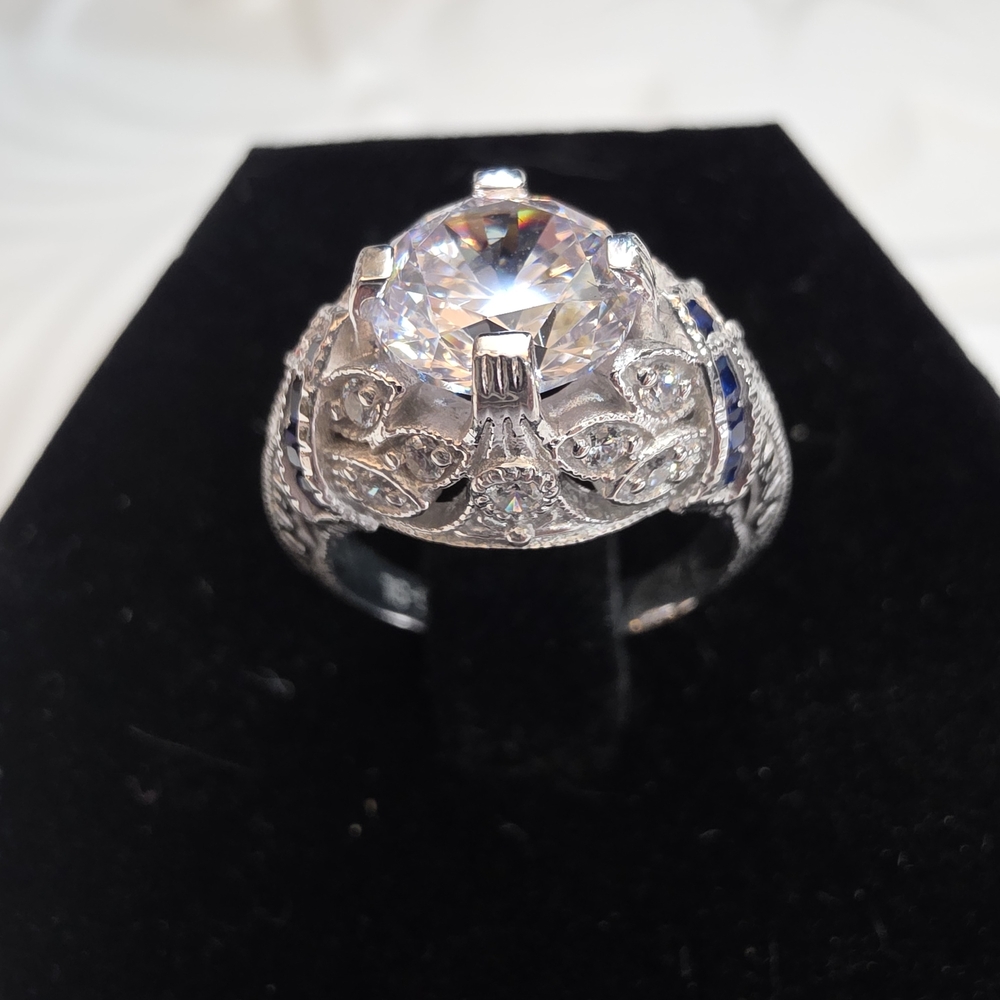 Elegant Silver Ring with Clear Gemstone